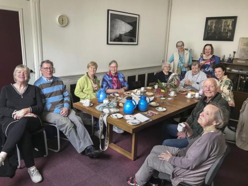  In de ochtend lopen parochianen binnen voor een kopje koffie, zeker als Broeder Savio jarig is!
