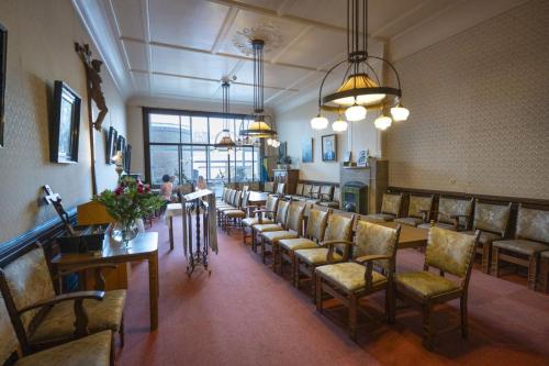 De grote parochiezaal kan gemakkelijk worden omgebouwd tot kerk