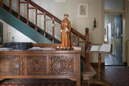 Bij binnenkomst in de hal branden de kaarsjes en heet Franciscus je welkom