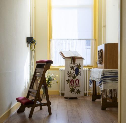 Een kleine gebedsruimte aan de straatkant