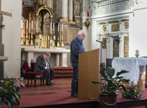 Wim bij lezenaar op altaar