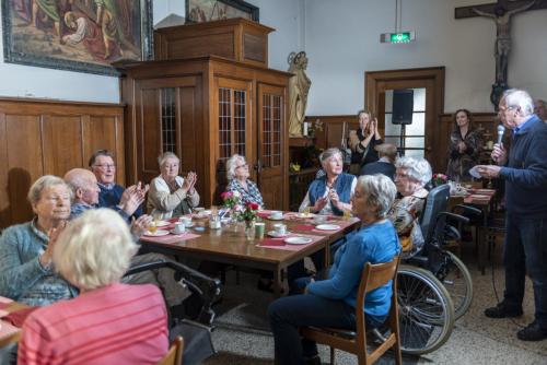 Wim heet iedereen welkom op de high tea