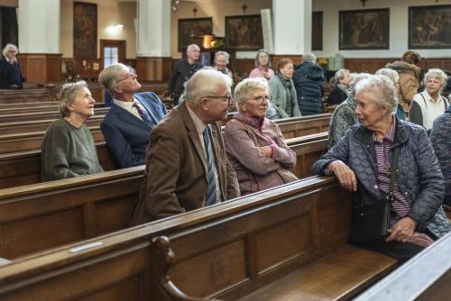 Na de lunch in de banken voor het meezing-concert