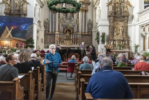 Louise deelt teksten uit