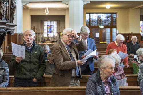 De heren moesten gaan staan en zingen