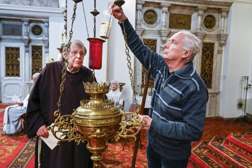 Wim en Savio doven de Godslamp.