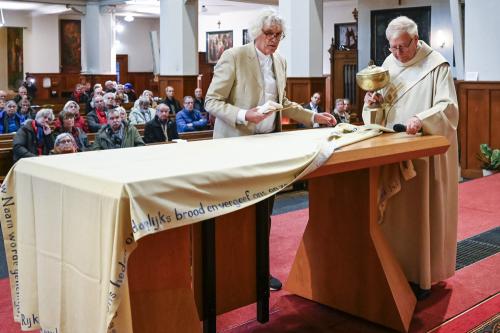 De altaartafel wordt ontbloot en leeggemaakt.