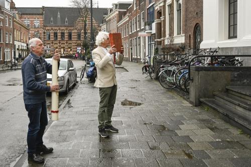 Kaars en bijbel op straat