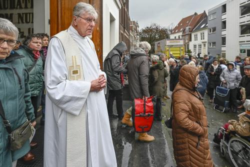 Op de stoep voor de kerk.