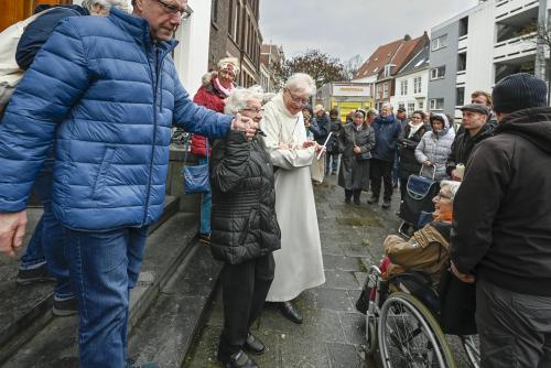 Annie, een van de oudste kerkgangers met Rob Mascini.